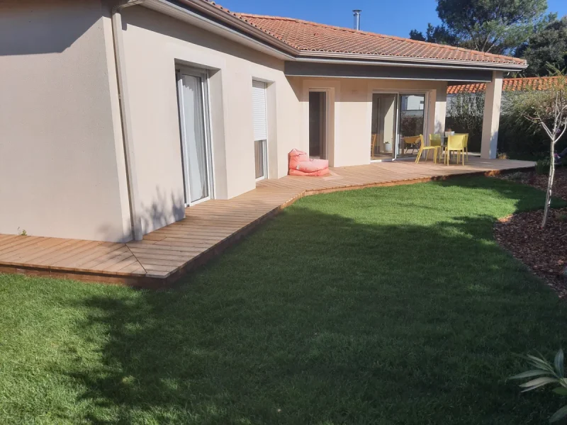 Réalisation d'aménagement extérieur par Tesson Laurent, menuisier charpentier à Saint Julien des Landes