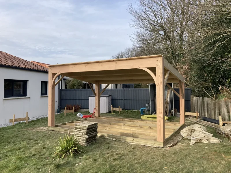 Réalisation d'aménagement extérieur par Tesson Laurent, menuisier charpentier à Saint Julien des Landes